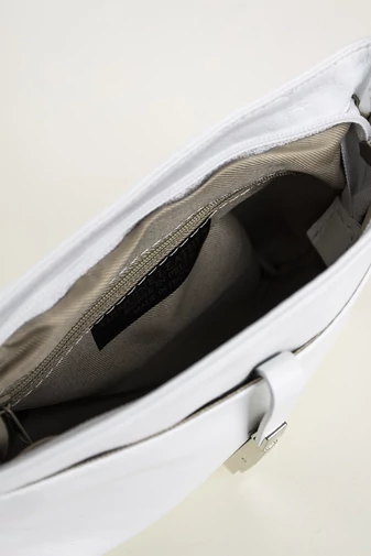 Strieborná crossbody kabelka z prírodnej kože