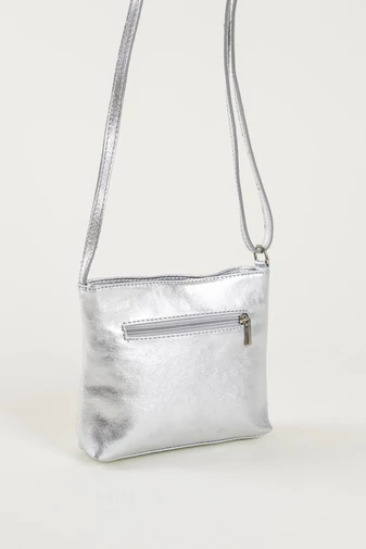 Strieborná crossbody kabelka z prírodnej kože