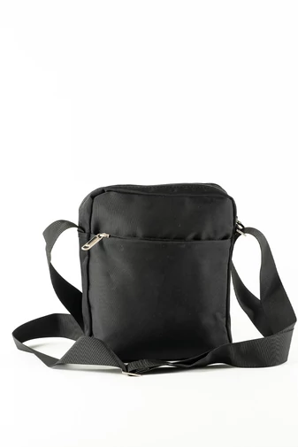 Čierna crossbody kabelka pre mužov vyrobená z vodeodolného materiálu