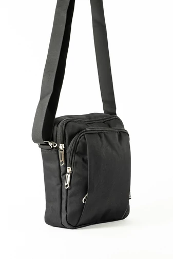 Čierna crossbody kabelka pre mužov vyrobená z vodeodolného materiálu