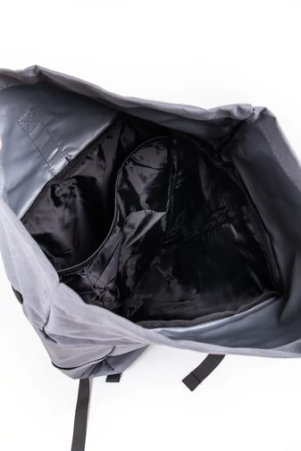 Modrý veľký plátenný batoh v minimalistickom štýle