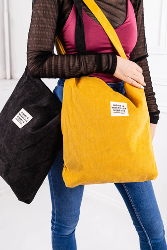 Žltá zamatová taška cez rameno v minimalistickom štýle