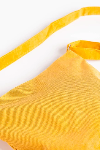 Žltá zamatová taška cez rameno v minimalistickom štýle