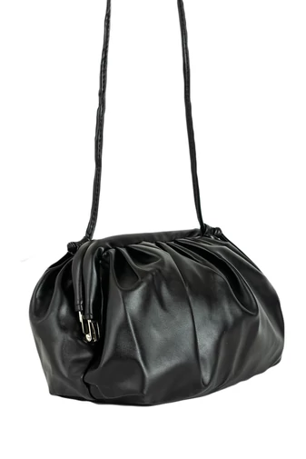 Čierna mini crossbody kabelka vyrobená z imitácie kože