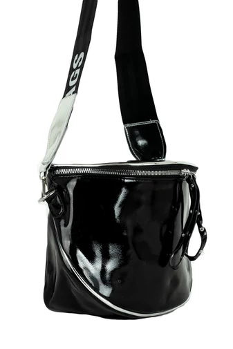 D.D.DAS Čierna moderná crossbody kabelka z umelej kože s nápisom