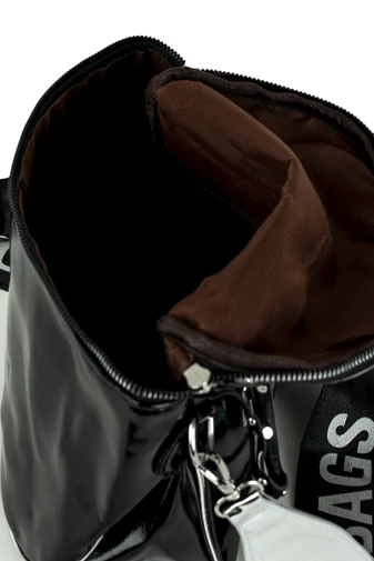 D.D.DAS Čierna moderná crossbody kabelka z umelej kože s nápisom