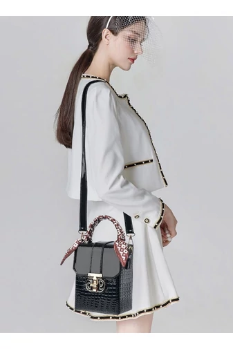 Čierna crossbody kabelka Bonluo z lakovanej kože Veľkosť 17*13*8cm