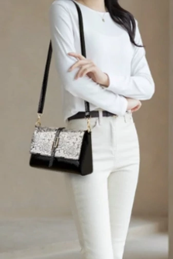 Čierna Crossbody kabelka Bonluo z lakovanej kože so vzorom ruží Veľkosť 17*26*9cm