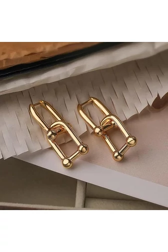 Elegantné zlaté náušnice s moderným dizajnom vyrobené z kvalitnej kovovej zliatiny