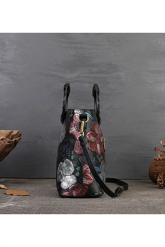 Čierna elegantná kabelka s kvetinovým dizajnom a s kruhovou rukoväťou, z delenej hovädzej kože Veľkosť (23*33,5*12cm)