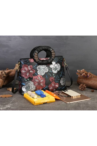 Čierna elegantná kabelka s kvetinovým dizajnom a s kruhovou rukoväťou, z delenej hovädzej kože Veľkosť (23*33,5*12cm)
