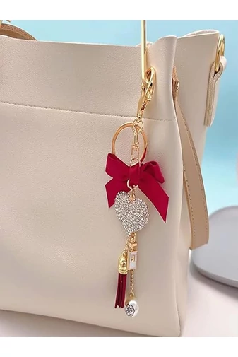Elegantný prívesok na kľúče so srdiečkovým príveskom, zdobený kryštálmi a bordovou mašličkou