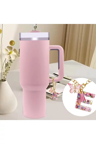 Elegantný prívesok na kľúče s ružovým písmenom „E“, ozdobený motýlikom