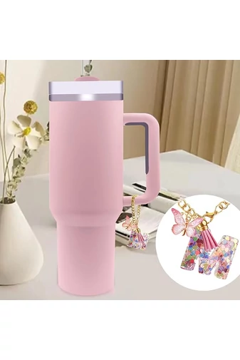 Elegantný prívesok na kľúče s ružovým písmenom „M“, ozdobený motýlikom