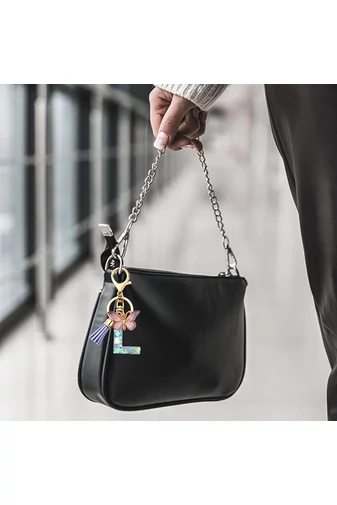 Elegantný prívesok na kľúče s fialovým písmenom „L“, ozdobený motýlikom