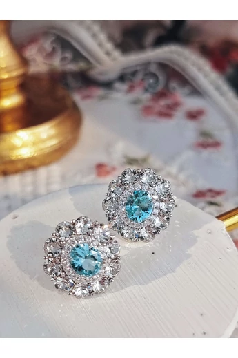 Dámske strieborné náušnice doplnené kryštálmi Swarovski a zafírom