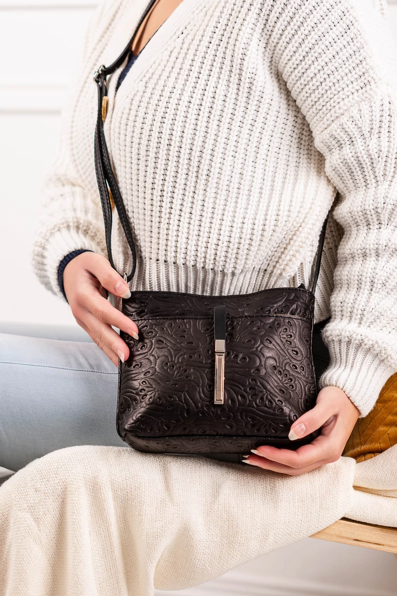 Čierna crossbody kabelka z pravej kože s tlačeným vzorom