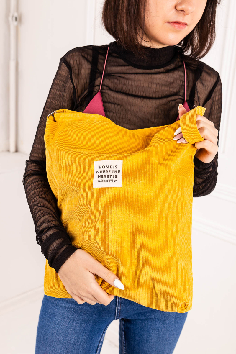 Žltá zamatová taška cez rameno v minimalistickom štýle